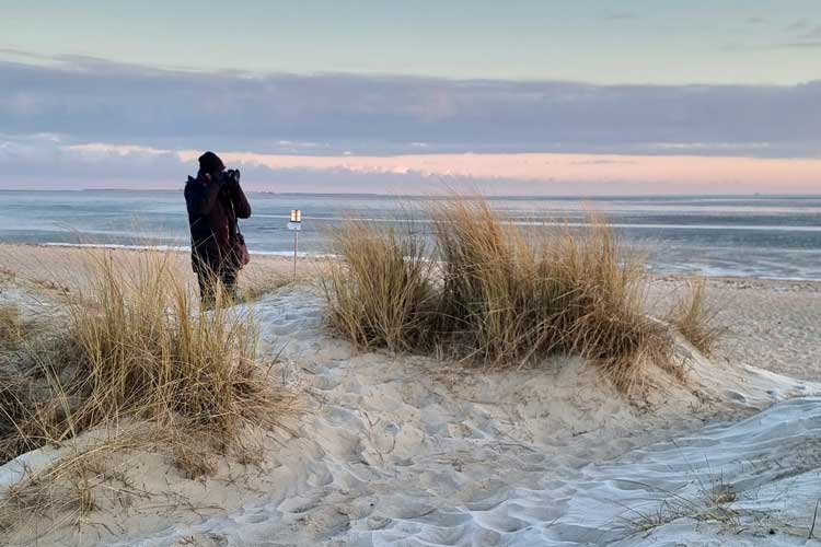 einsamer Strand von Schillig im Winter mit pastellfarbenem Himmel