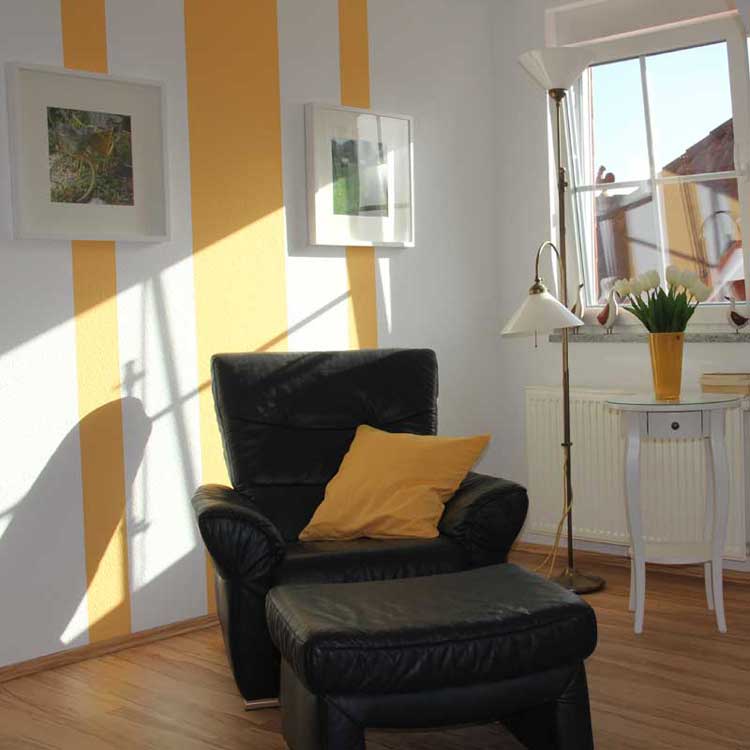 Lesesessel mit Stehlampe und Blumendeko im Traumzimmer