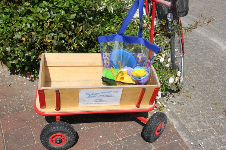 Bollerwagen mit Strandutensilien