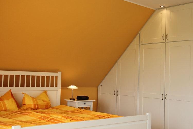 Ein großer Einbauschrank bietet viel Stauraum für Urlaubsbekleidung und Utensilien