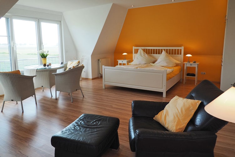 Im großen Traumzimmer finden Sie nicht nur ein 1,80 m breites Bett, sondern auch eine kleine Sitzecke mit Korbstühlen und einen verstellbaren Ledersessel mit Fußteil