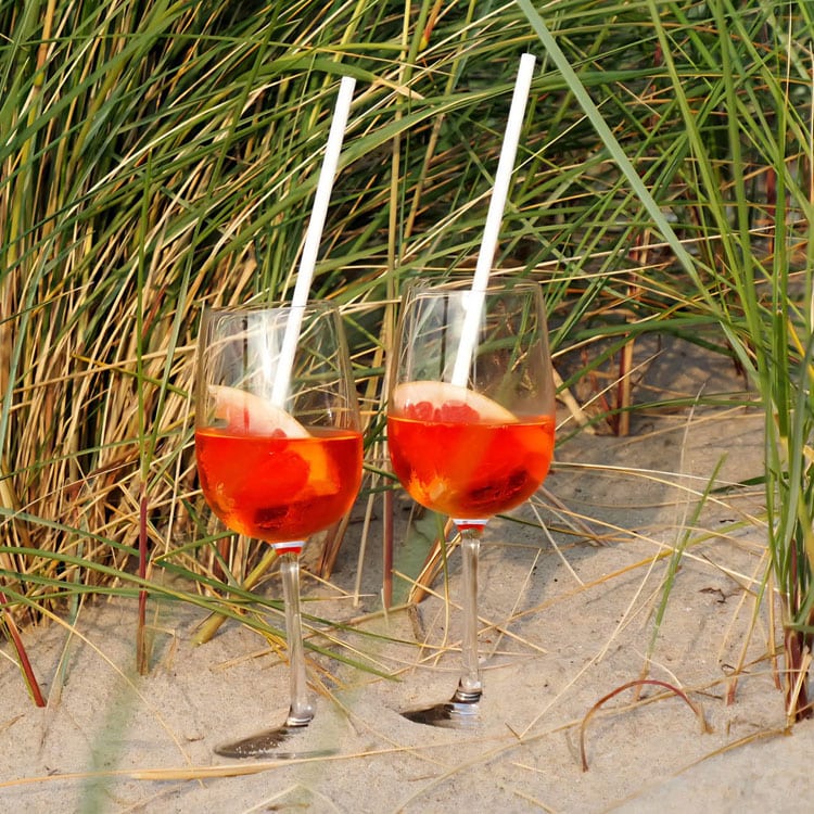 2 Gläser Apérol stehen im Sand