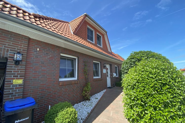 Rampe zum Eingang des barrierearmen Ferienhauses