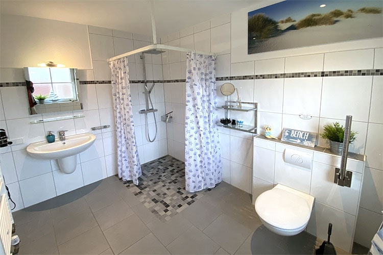 Geräumiges Badezimmer mit ebenerdiger Dusche