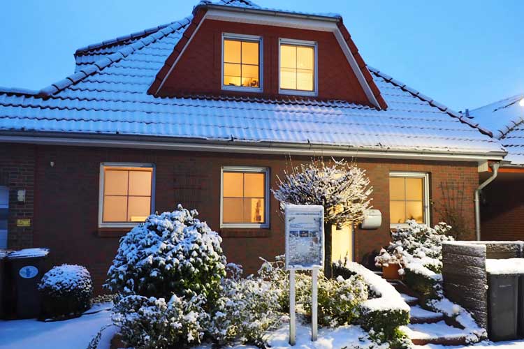 Eingang des Nordseeferienhauses im Schnee