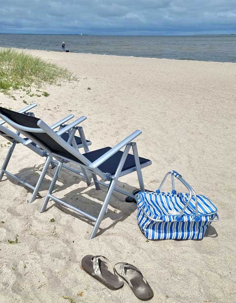 Zwei Liegestühle am menschenleeren Strand von Schillig