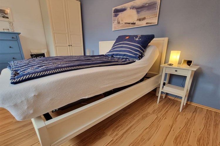 Bett mit elektrisch verstellbarem Lattenrost