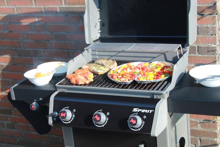 Der Weber-Grill mit Fleisch und Gemüse