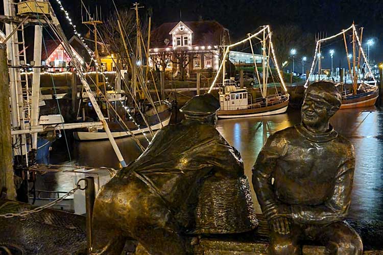 Weihnachtsbeleuchtung im Hafen von Neuharlingersiel