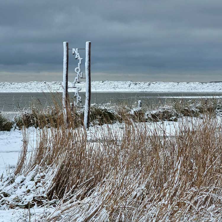 Eingang zum Nationalpark Wattenmeer im Schnee