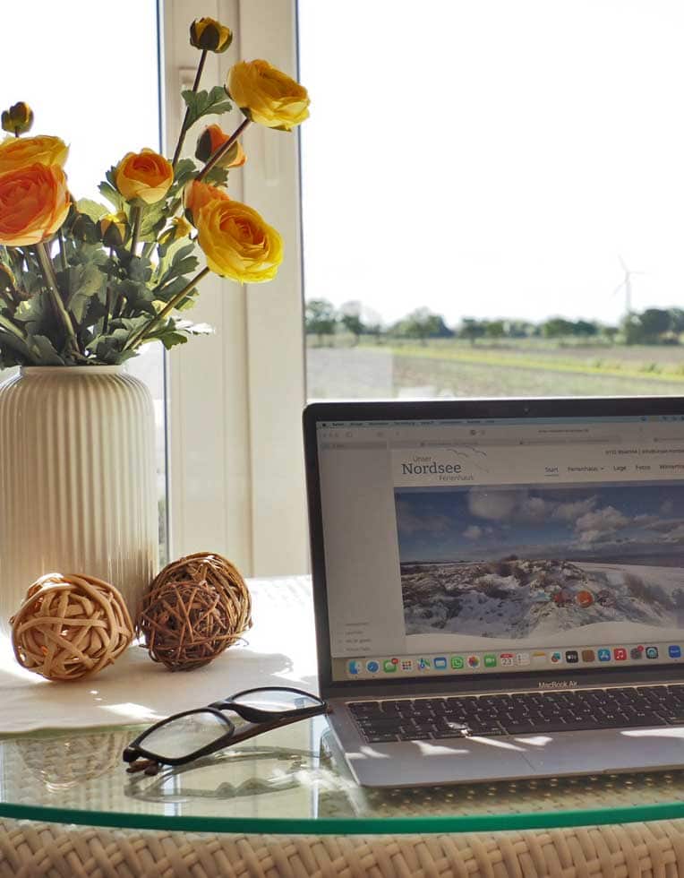 Labtop auf Tisch im Traumzimmer mit weitem Blick